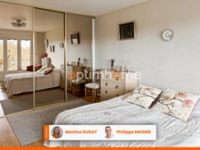 VICHY – FACE AU PARC DES SOURCES – APPARTEMENT F2 AVEC BALCON, ASCENSEUR ET CAVE
