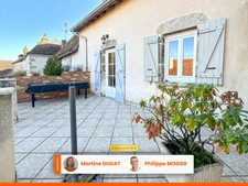 Maison de bourg rénovée, 6 pièces, garage, terrasse et cour à SAINT GERAND LE PUY (03)