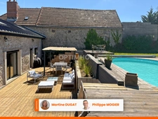 Ancienne maison en pierre entièrement rénovée qui conjugue authenticité et prestations contemporaines avec piscine