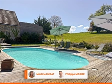 Ancienne maison en pierre entièrement rénovée qui conjugue authenticité et prestations contemporaines avec piscine