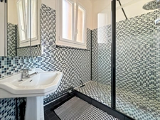 VICHY – Quartier République – Appartement de caractère 80 m² avec garage et caves dans maison Art déco