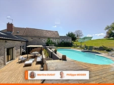 Ancienne maison en pierre entièrement rénovée qui conjugue authenticité et prestations contemporaines avec piscine