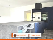 CUSSET centre historique, maison de ville, 3 chambres et 1 bureau-2 garages– 2 terrasses – Jacuzzi