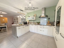 ROUTOT CENTRE | Maison contemporaine de plain-pied avec 4 chambres et jardin arboré