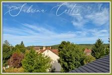 ? À VENDRE – MAISON ATYPIQUE RÉNOVÉE AVEC TERRASSE & CAVE VOÛTÉE – FRENEUSE (78) 200 m² habitables – 4/5 chambres – Vue dégagée – Garage – Jardin clos