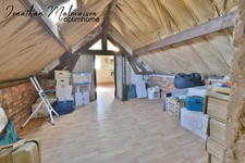 Maison de ville avec garage, jardin et fort potentiel – À deux pas de la gare et du centre-ville de Conches-en-Ouche