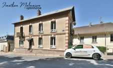 Maison de ville avec garage, jardin et fort potentiel – À deux pas de la gare et du centre-ville de Conches-en-Ouche