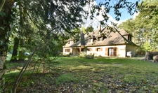 Proche Conches-en-Ouche – Maison traditionnelle avec 6 chambres, dont 2 suites au rez-de-chaussée, sur un hectare en partie boisé