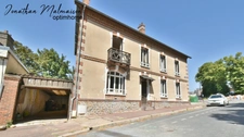 Maison de ville avec garage, jardin et fort potentiel – À deux pas de la gare et du centre-ville de Conches-en-Ouche