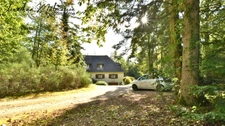 Proche Conches-en-Ouche – Maison traditionnelle avec 6 chambres, dont 2 suites au rez-de-chaussée, sur un hectare en partie boisé