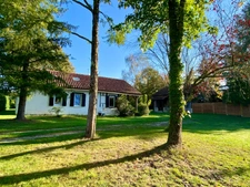MAISON A COLOMBAGES RENOVEE AVEC GITE INDEPENDANT SUR 2700 M2 DE TERRAIN A LACQUY.