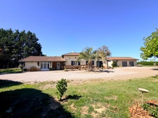 Magnifique maison de caractère de 120M2 avec piscine et garage double sur grand terrain proche de ST SEVER à TOULOUZETTE