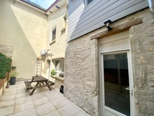 Appartement duplex T3 de 71M2 totalement rénové avec terrasse/cour à vendre centre historique de  SAINT SEVER (40)