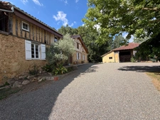 Domaine plein de charme de 250M2 avec dépendances et gîte dans un écrin de verdure Proche de MONT DE MARSAN au HOUGA