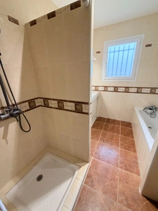 Maison d'architecte T5 (DPE C/A) de 5 pièces à BASCONS (40) avec piscine, au calme et de très belles prestations.