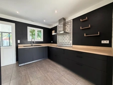 Maison Castor totalement rénovée (DPE C) de 5 pièces avec piscine et garage dans quartier prisé de MONT DE MARSAN (40)