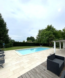 Maison d'architecte T5 (DPE C/A) de 5 pièces à BASCONS (40) avec piscine, au calme et de très belles prestations.