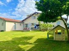 Maison pleine de charme de 5 pièces (DPE C/A) en excellent état avec grand terrain Proche de VILLENEUVE DE MARSAN (40) à SAINT GEIN