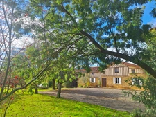 Domaine plein de charme de 250M2 avec dépendances et gîte dans un écrin de verdure Proche de MONT DE MARSAN au HOUGA