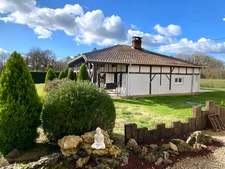 MAGNIFIQUE FERMETTE RENOVEE AVEC PISCINE ET DEPENDANCES SUR TERRAIN DE 5000 M2 A YGOS