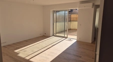   Grand T4 lumineux d'environ 90 m2 neuf quartier de la gare à hyères.