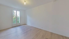   Grand T4 lumineux d'environ 90 m2 neuf quartier de la gare à hyères.