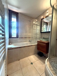 Appartement 4 pièces, 3 chambres / balcon / cave / parking / terrain de tennis