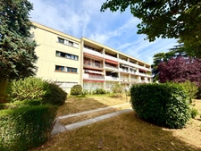 Appartement 4 pièces, 3 chambres / balcon / cave / parking / terrain de tennis
