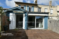 Charmante maison de ville avec jardin et garages à Pauillac, au coeur du Médoc