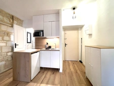 AIGUES-MORTES INTRA-MUROS – STUDIO 23 m² ENTIÈREMENT RÉNOVÉ – VUE EXCEPTIONNELLE SUR LA PLACE SAINT-LOUIS