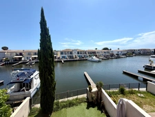 AIGUES-MORTES – MARINA D'EXCEPTION AVEC POSTE D'AMARRAGE 12 x 6 m, GARAGE ET VUE SUR LE BASSIN