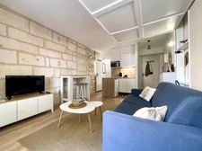 AIGUES-MORTES INTRA-MUROS – STUDIO 23 m² ENTIÈREMENT RÉNOVÉ – VUE EXCEPTIONNELLE SUR LA PLACE SAINT-LOUIS