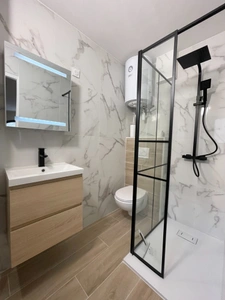 AIGUES-MORTES INTRA-MUROS – STUDIO 23 m² ENTIÈREMENT RÉNOVÉ – VUE EXCEPTIONNELLE SUR LA PLACE SAINT-LOUIS