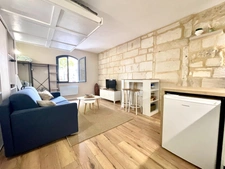 AIGUES-MORTES INTRA-MUROS – STUDIO 23 m² ENTIÈREMENT RÉNOVÉ – VUE EXCEPTIONNELLE SUR LA PLACE SAINT-LOUIS