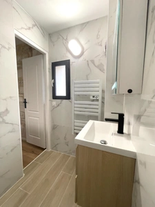 AIGUES-MORTES INTRA-MUROS – STUDIO 23 m² ENTIÈREMENT RÉNOVÉ – VUE EXCEPTIONNELLE SUR LA PLACE SAINT-LOUIS
