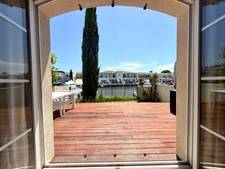 AIGUES-MORTES – MARINA D'EXCEPTION AVEC POSTE D'AMARRAGE 12 x 6 m, GARAGE ET VUE SUR LE BASSIN