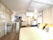 AIGUES-MORTES INTRA-MUROS – STUDIO 23 m² ENTIÈREMENT RÉNOVÉ – VUE EXCEPTIONNELLE SUR LA PLACE SAINT-LOUIS