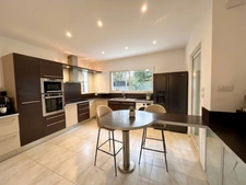 SUSSARGUES – VILLA DE PLAIN-PIED DE 192 M² AVEC PISCINE, JARDIN SANS VIS-À-VIS ET GARAGE