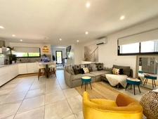 Villa contemporaine avec piscine chauffée – Élégance et confort à Vauvert