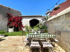 MAISON INTRA-MUROS AVEC PATIO PISCINE ET GARAGE