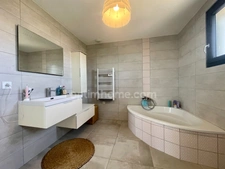 Villa contemporaine avec piscine chauffée – Élégance et confort à Vauvert