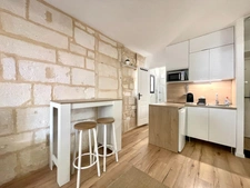 AIGUES-MORTES INTRA-MUROS – STUDIO 23 m² ENTIÈREMENT RÉNOVÉ – VUE EXCEPTIONNELLE SUR LA PLACE SAINT-LOUIS