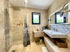 Villa contemporaine avec piscine chauffée – Élégance et confort à Vauvert