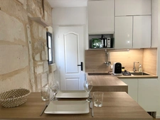 AIGUES-MORTES INTRA-MUROS – STUDIO 23 m² ENTIÈREMENT RÉNOVÉ – VUE EXCEPTIONNELLE SUR LA PLACE SAINT-LOUIS