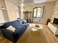 AIGUES-MORTES INTRA-MUROS – STUDIO 23 m² ENTIÈREMENT RÉNOVÉ – VUE EXCEPTIONNELLE SUR LA PLACE SAINT-LOUIS