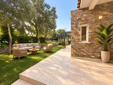 SUSSARGUES – VILLA DE PLAIN-PIED DE 192 M² AVEC PISCINE, JARDIN SANS VIS-À-VIS ET GARAGE