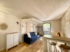 AIGUES-MORTES INTRA-MUROS – STUDIO 23 m² ENTIÈREMENT RÉNOVÉ – VUE EXCEPTIONNELLE SUR LA PLACE SAINT-LOUIS