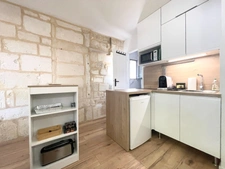 AIGUES-MORTES INTRA-MUROS – STUDIO 23 m² ENTIÈREMENT RÉNOVÉ – VUE EXCEPTIONNELLE SUR LA PLACE SAINT-LOUIS