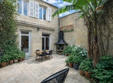 Bordeaux, charme de la pierre et douceur de vivre à proximité immédiate du Jardin Public