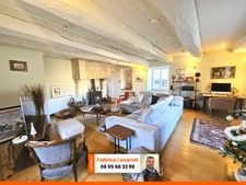 Propriété comprenant une maison charentaise de 230 m², attenant un gîte de 79 m² indépendant et un studio l’ensemble meublé. SAINT SATURNIN (16)